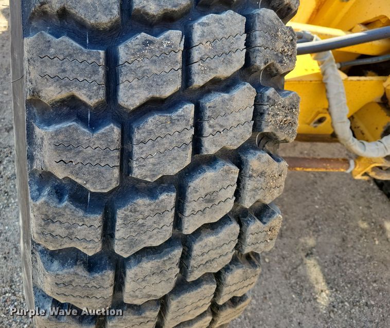 image for item JH9934 2001 John Deere 772CH motor grader