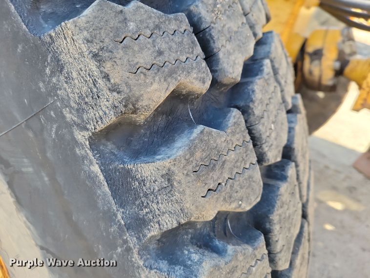 image for item JH9934 2001 John Deere 772CH motor grader