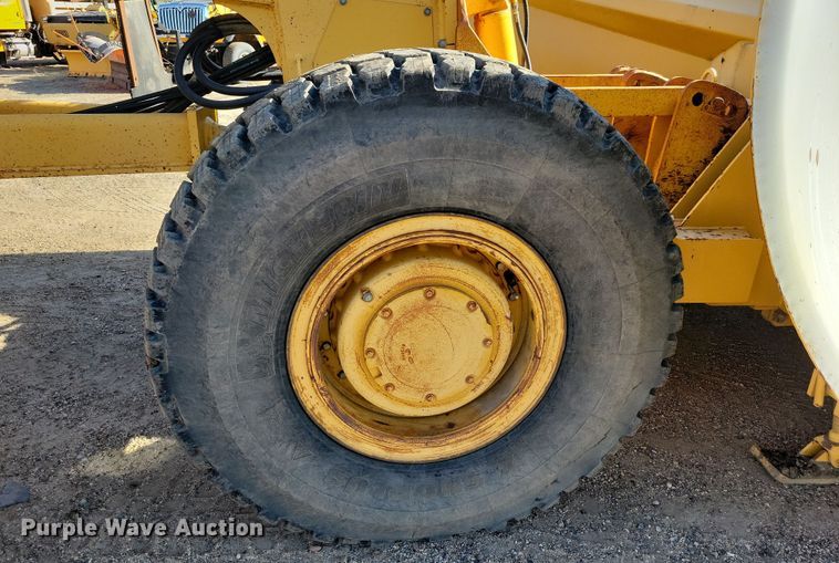 image for item JH9934 2001 John Deere 772CH motor grader