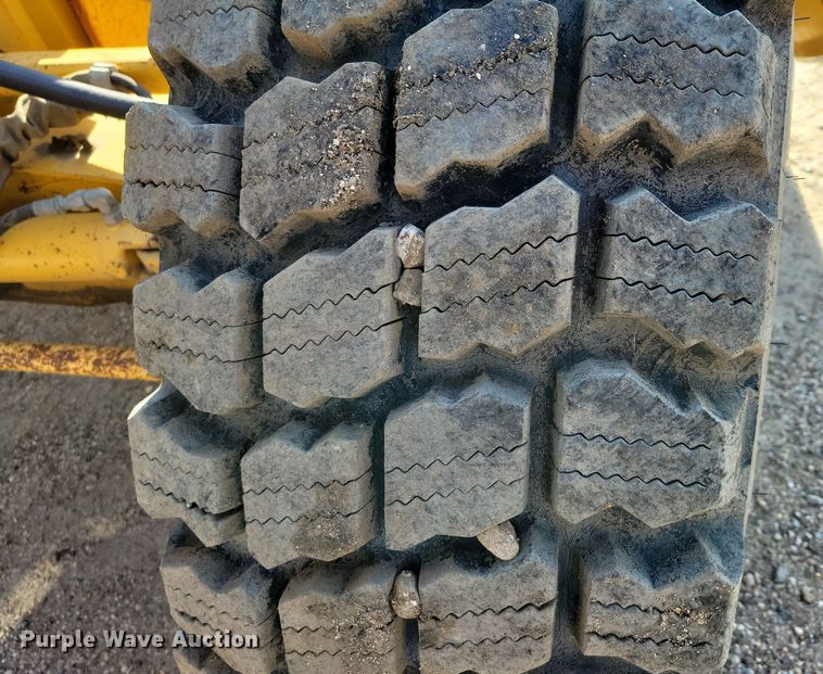 image for item JH9934 2001 John Deere 772CH motor grader