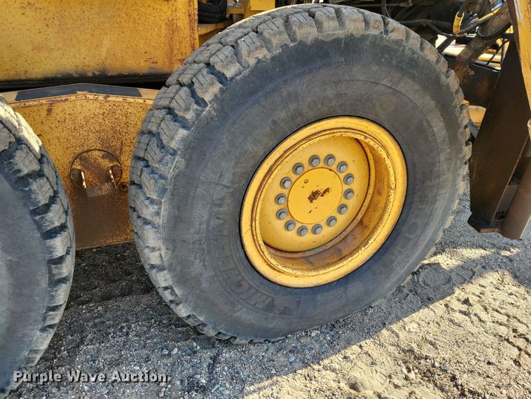 image for item JH9934 2001 John Deere 772CH motor grader