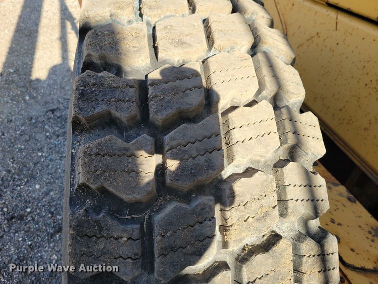 image for item JH9934 2001 John Deere 772CH motor grader