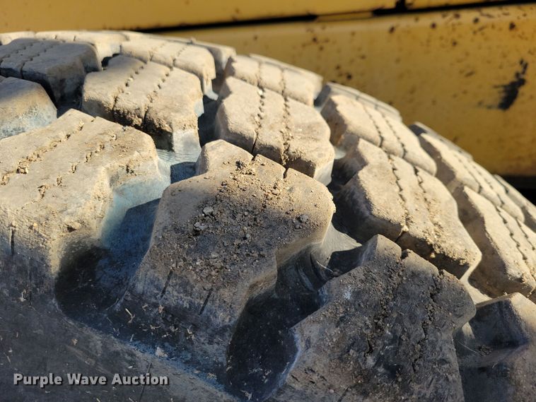 image for item JH9934 2001 John Deere 772CH motor grader