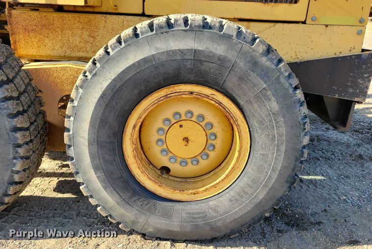 image for item JH9934 2001 John Deere 772CH motor grader