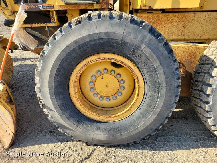 image for item JH9934 2001 John Deere 772CH motor grader