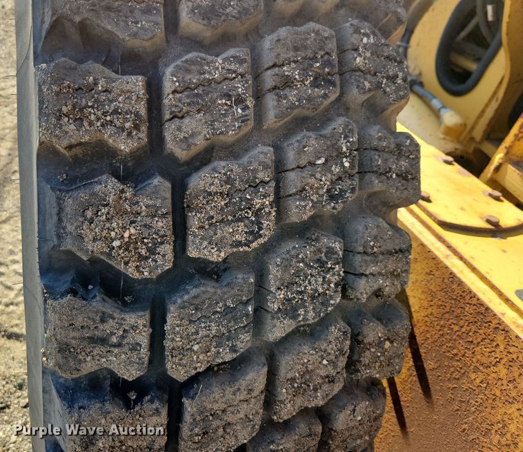 image for item JH9934 2001 John Deere 772CH motor grader