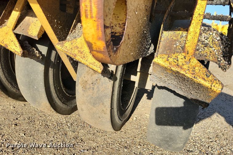 image for item JH9935 1999 Rosco Tru-Pac 915 pneumatic roller