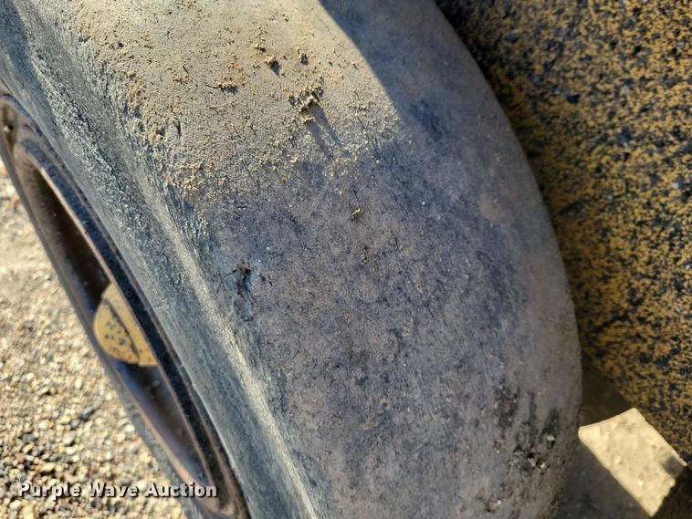 image for item JH9935 1999 Rosco Tru-Pac 915 pneumatic roller