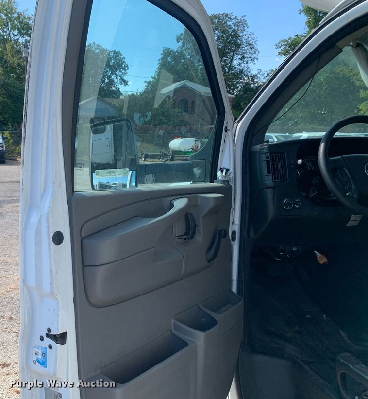 image for item JT9706 2015 Chevrolet  G4500  shuttle bus