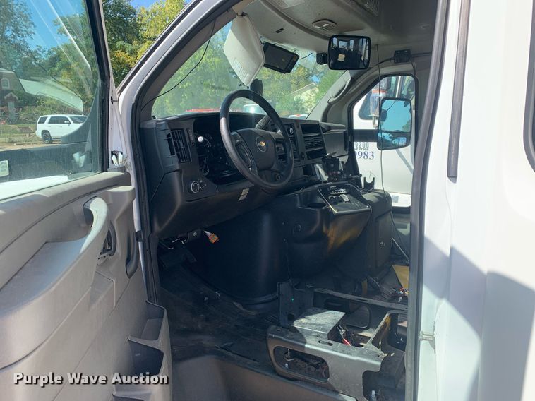 image for item JT9706 2015 Chevrolet  G4500  shuttle bus