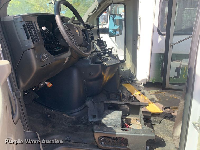 image for item JT9706 2015 Chevrolet  G4500  shuttle bus