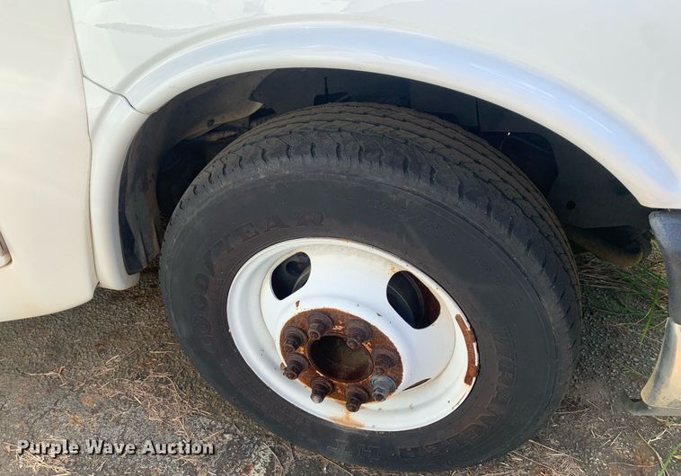 image for item JT9706 2015 Chevrolet  G4500  shuttle bus