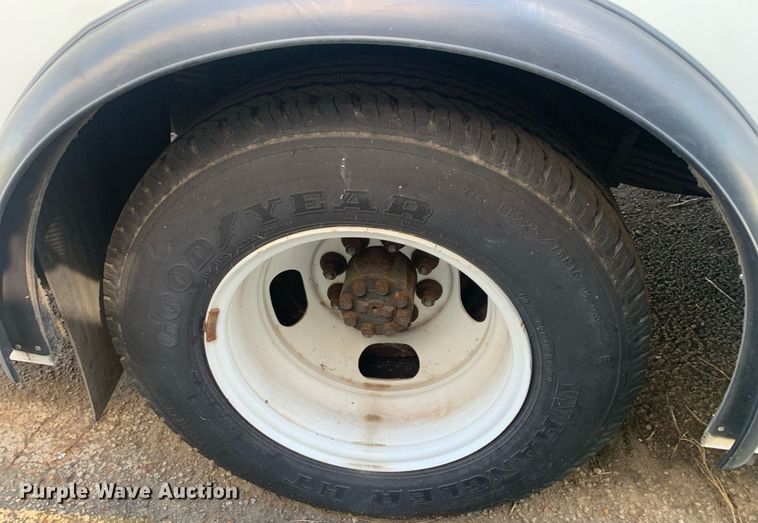 image for item JT9706 2015 Chevrolet  G4500  shuttle bus