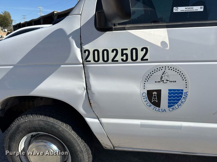 image for item NO9530 2002 Ford E350 Super Duty XL van