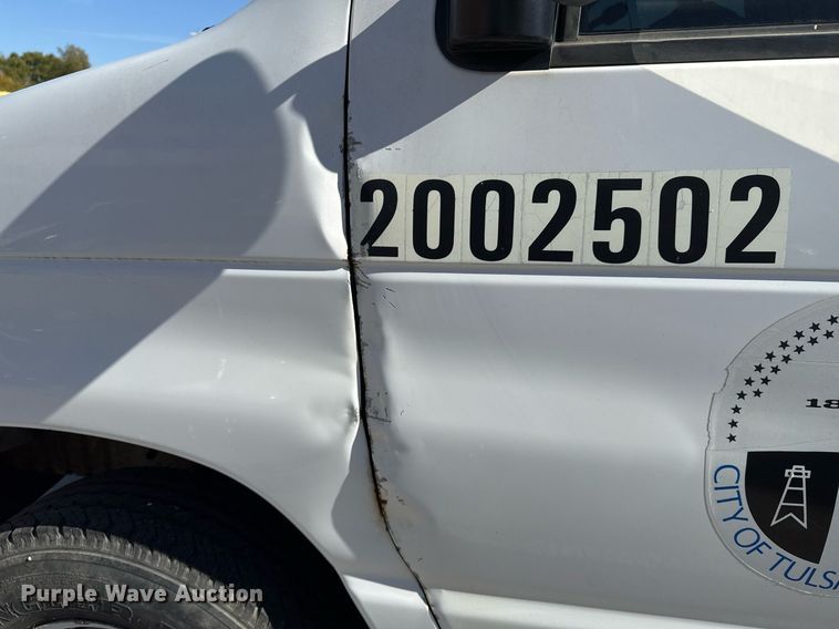image for item NO9530 2002 Ford E350 Super Duty XL van