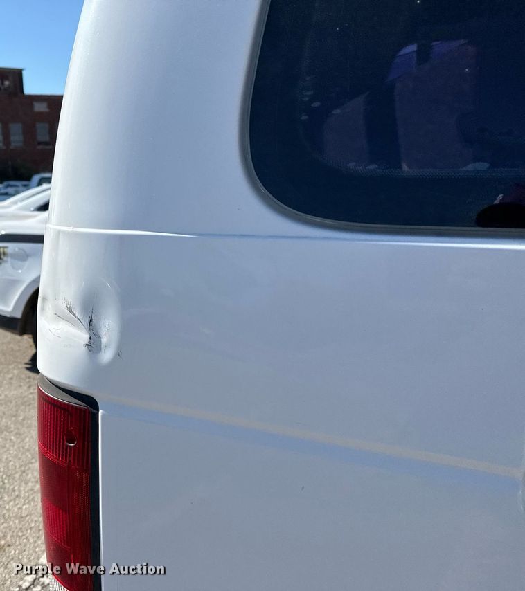 image for item NO9530 2002 Ford E350 Super Duty XL van