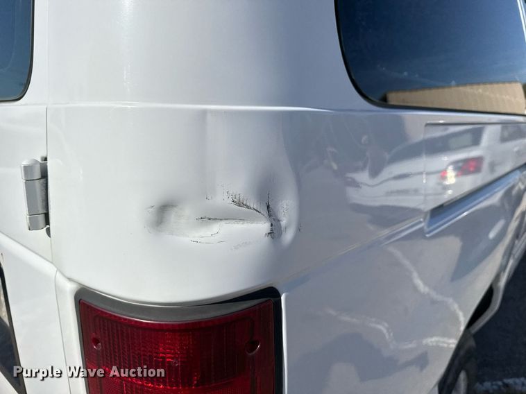 image for item NO9530 2002 Ford E350 Super Duty XL van