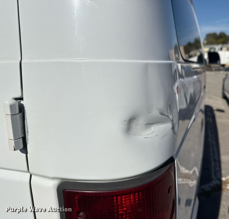 image for item NO9530 2002 Ford E350 Super Duty XL van