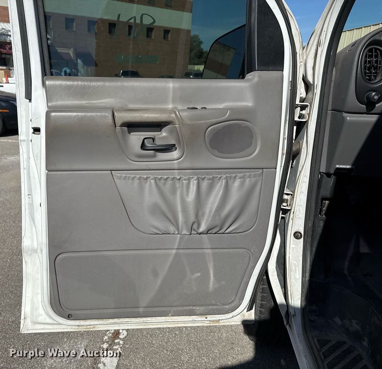 image for item NO9530 2002 Ford E350 Super Duty XL van