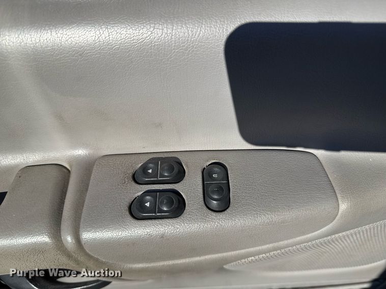 image for item NO9530 2002 Ford E350 Super Duty XL van