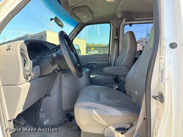 image for item NO9530 2002 Ford E350 Super Duty XL van