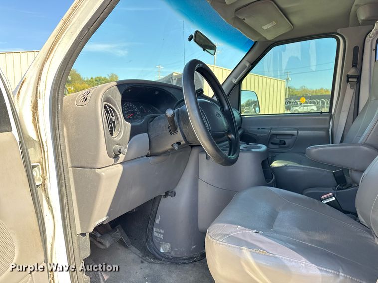 image for item NO9530 2002 Ford E350 Super Duty XL van