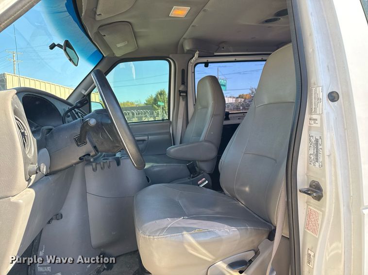 image for item NO9530 2002 Ford E350 Super Duty XL van