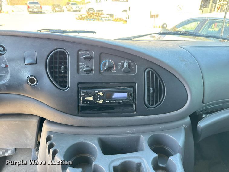 image for item NO9530 2002 Ford E350 Super Duty XL van