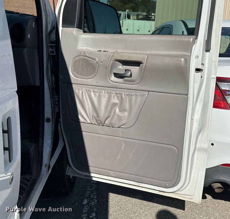 image for item NO9530 2002 Ford E350 Super Duty XL van