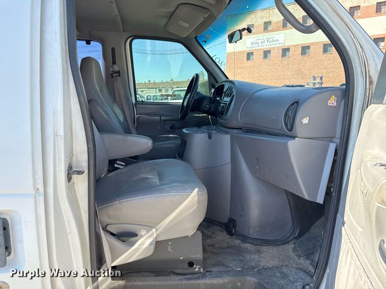 image for item NO9530 2002 Ford E350 Super Duty XL van