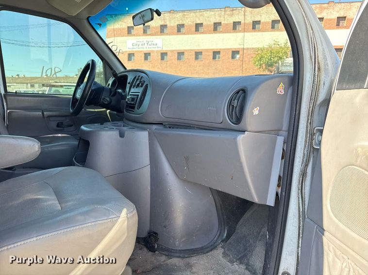 image for item NO9530 2002 Ford E350 Super Duty XL van
