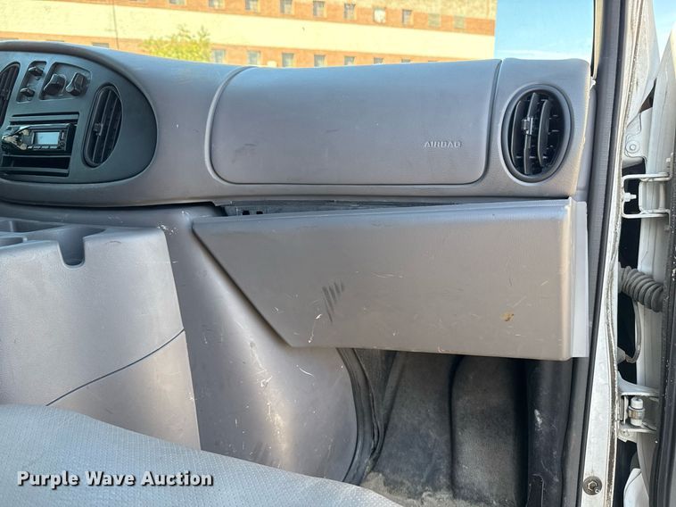 image for item NO9530 2002 Ford E350 Super Duty XL van