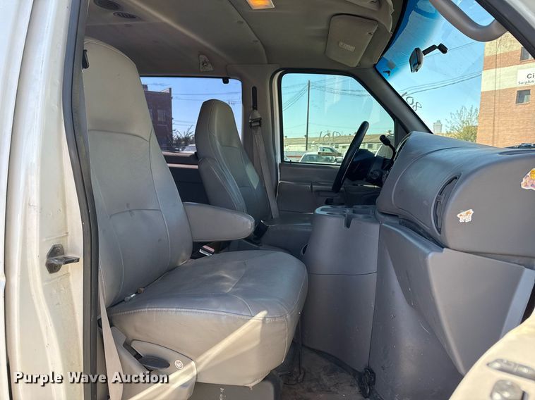 image for item NO9530 2002 Ford E350 Super Duty XL van