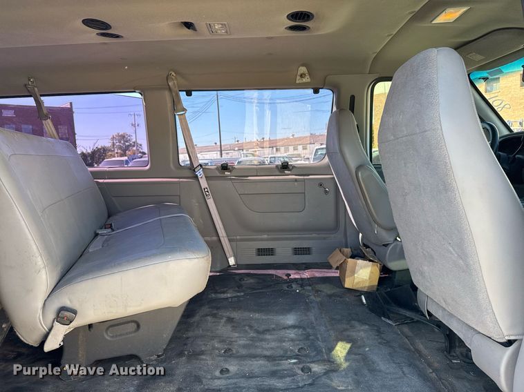 image for item NO9530 2002 Ford E350 Super Duty XL van