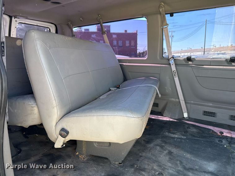image for item NO9530 2002 Ford E350 Super Duty XL van