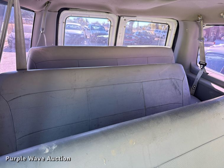 image for item NO9530 2002 Ford E350 Super Duty XL van