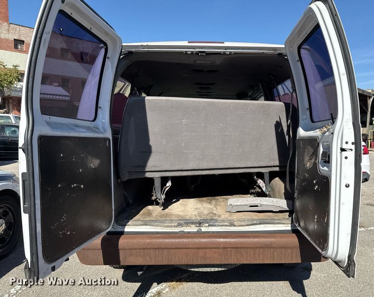 image for item NO9530 2002 Ford E350 Super Duty XL van