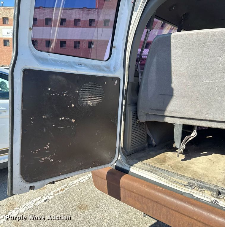 image for item NO9530 2002 Ford E350 Super Duty XL van