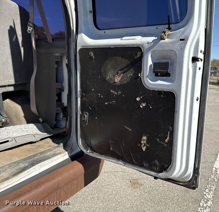 image for item NO9530 2002 Ford E350 Super Duty XL van