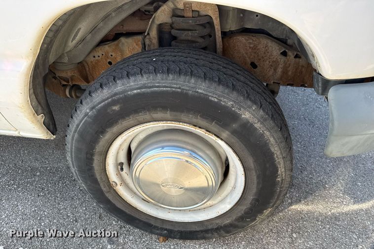 image for item NO9530 2002 Ford E350 Super Duty XL van