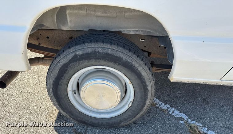 image for item NO9530 2002 Ford E350 Super Duty XL van