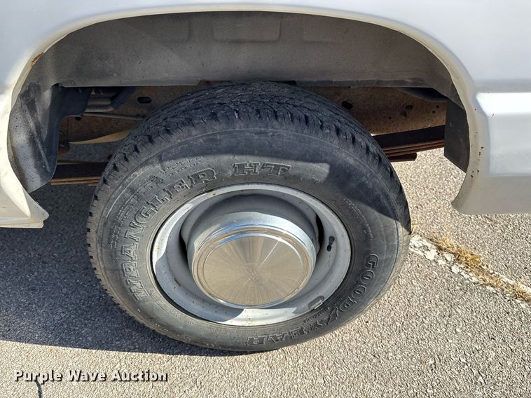 image for item NO9530 2002 Ford E350 Super Duty XL van