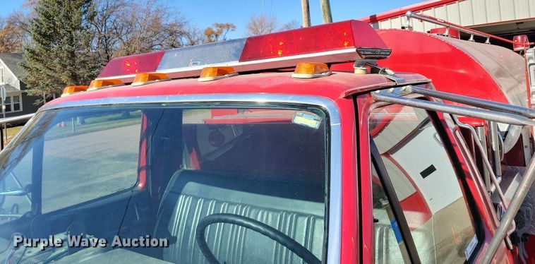 image for item OH9316 1990 Ford F800 pumper fire truck