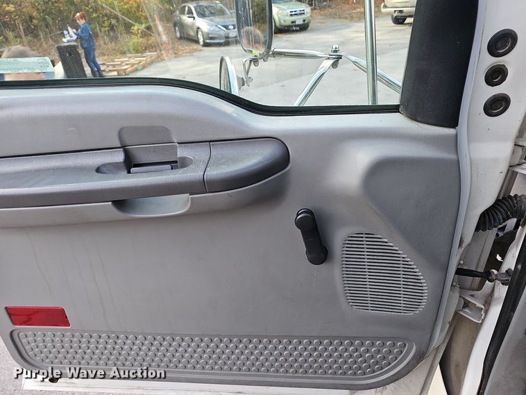 image for item OJ9000 2007 Ford F650 box truck