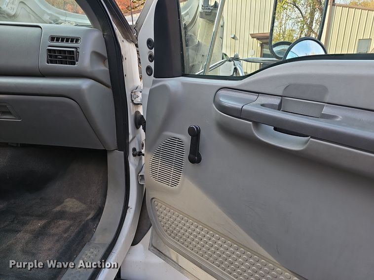 image for item OJ9000 2007 Ford F650 box truck