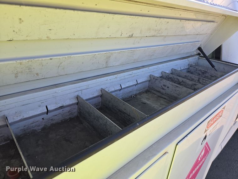 image for item YA0096 2009 Ford F250 Super Duty XL utility bed pickup truck