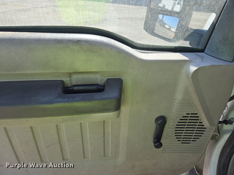 image for item YA0096 2009 Ford F250 Super Duty XL utility bed pickup truck