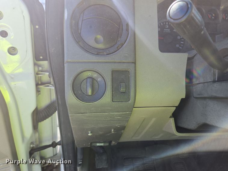 image for item YA0096 2009 Ford F250 Super Duty XL utility bed pickup truck