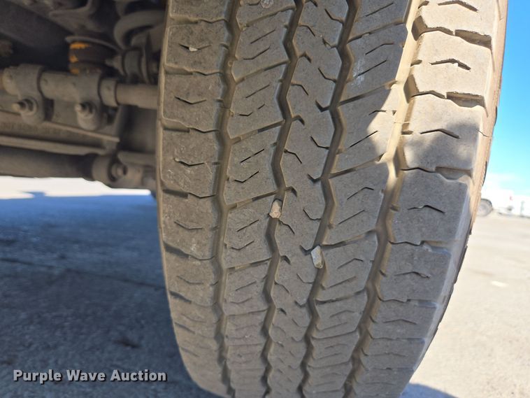 image for item YA0096 2009 Ford F250 Super Duty XL utility bed pickup truck