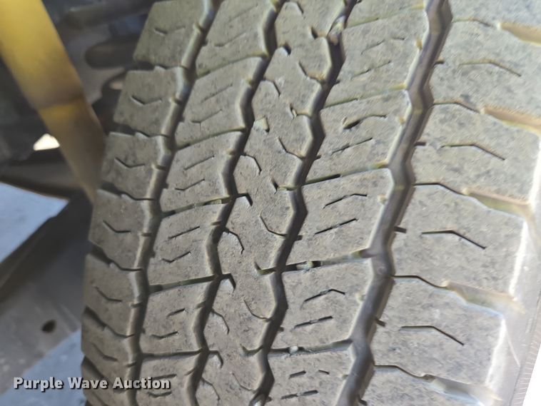 image for item YA0096 2009 Ford F250 Super Duty XL utility bed pickup truck